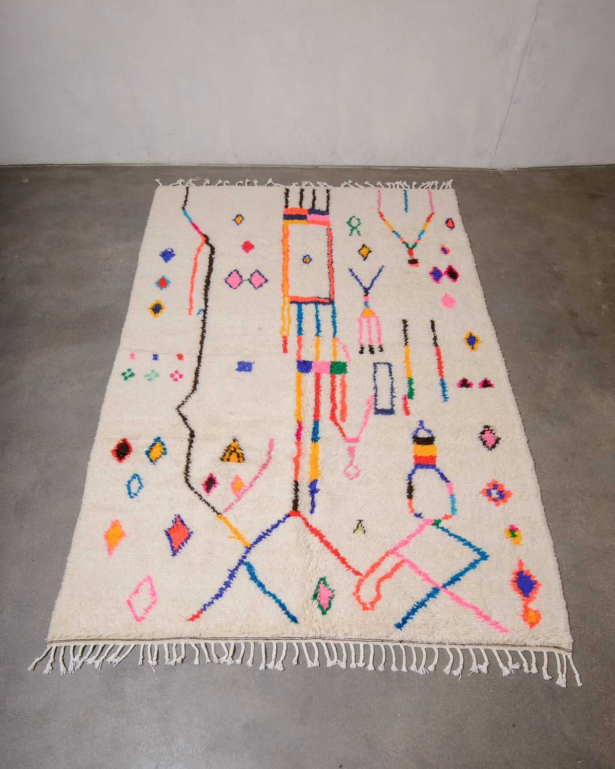 Modern designer handcrafted Berber rug from Morocco. Azilal rug with beautiful colours and patterns. Made of sheep’s wool and cotton.